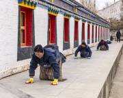 2024Q4-Phojnl-B-Candy-Mak-three_kneelings_and_nine_kowtows